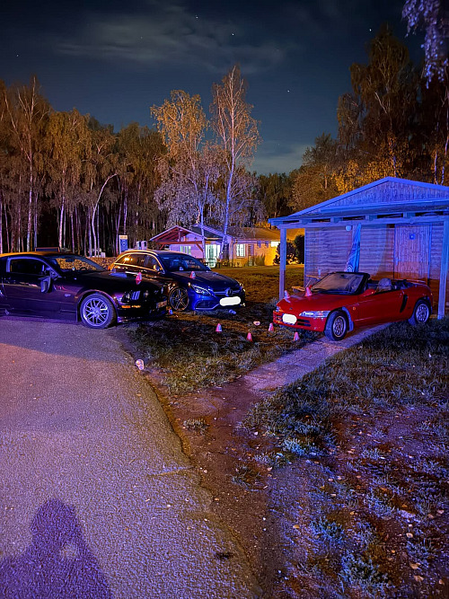 Řidič černého Mustangu při soutěži o nejhlasitější auto nečekaně najel do...