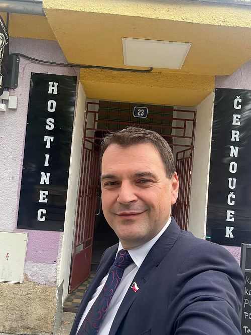 Ministr zahraničí Petr Macinka (Motoristé) se ve čtvrtek vydal do Černoučku na...