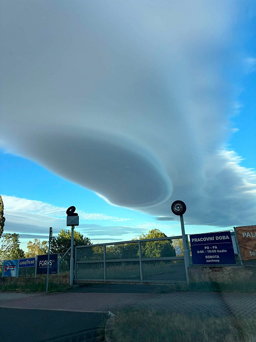 Oblačné řady pod Krušnými horami. Čočkovité mraky v nich připomínaly UFO. (9....
