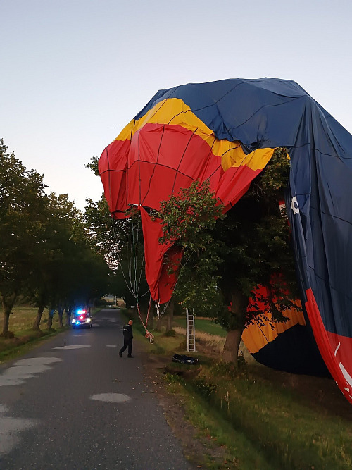 Horkovzdušný balón uvázl v koruně stromu. (14. září 2026)