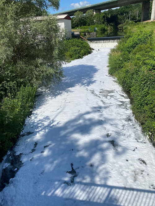 Hladinu řeky Bíliny u Ústí nad Labem pokryla hustá bílá pěna, příčina se šetří.