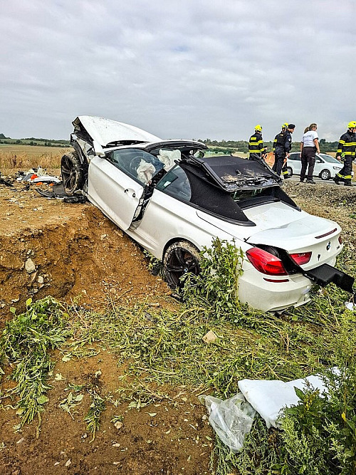Řidič BMW u Přerova nezvládl zatáčku. Zranění jsou dva mladí lidé. (12. září...