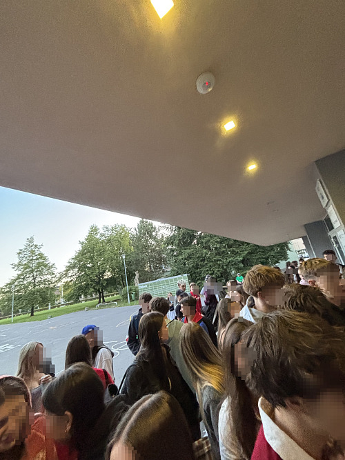 Kvůli místům čekali pardubičtí studenti 1. září před školami už od brzkého...
