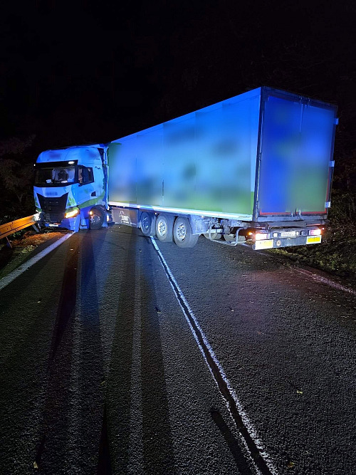 Nákladní automobil, který se v sobotu brzy ráno zaklínil mezi svodidly, zcela...