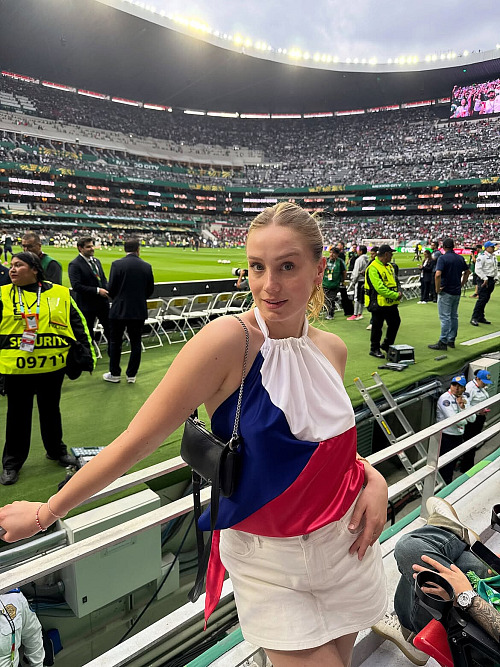 Na stadionu v Mexiku fandila Anička v českých národních barvách. (červenec 2026)