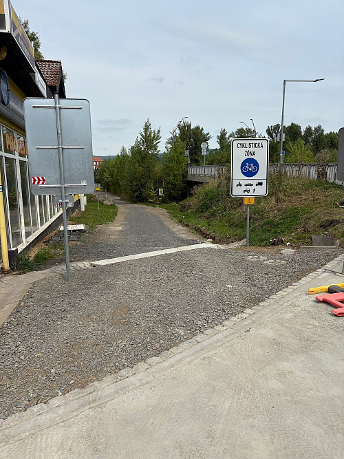 Cesta vedoucí k pozemku byla podle Zdeňka Bartoníčka dříve bez omezení. Teď po...