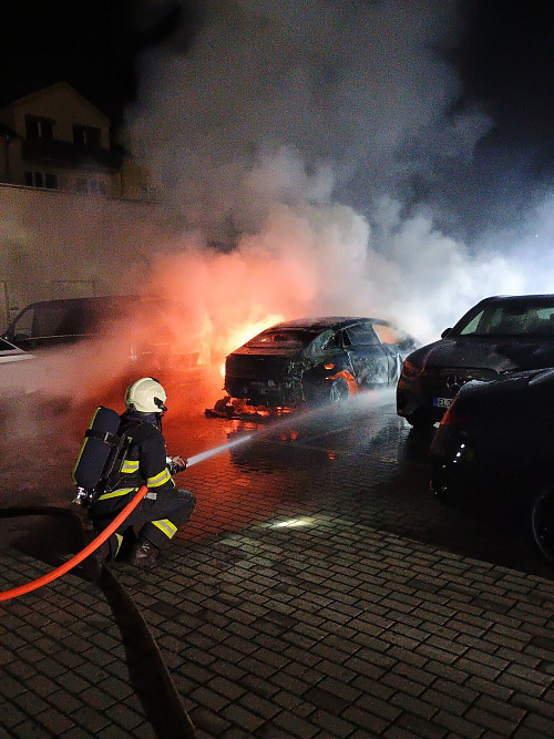 Hasiči bojovali s plameny, které zachvátily elektrický mercedes v autosalonu v...