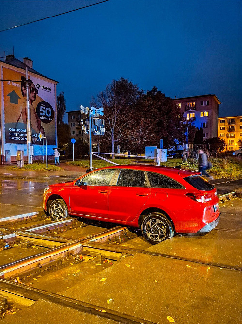 Pohled na jedno z aut, které uvázlo na opravovaném přejezdu v olomoucké...