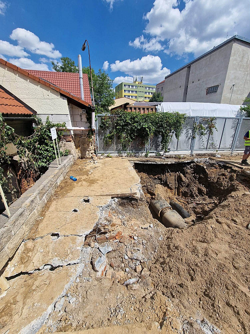 Kvůli netěsnosti potrubí zůstaly tisíce domácností v Praze 4 bez teplé vody....
