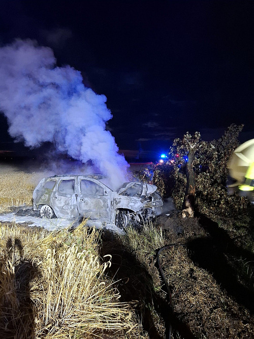 K požáru osobního auta na silnici u Tovačova vyjížděli v ranních hodinách...