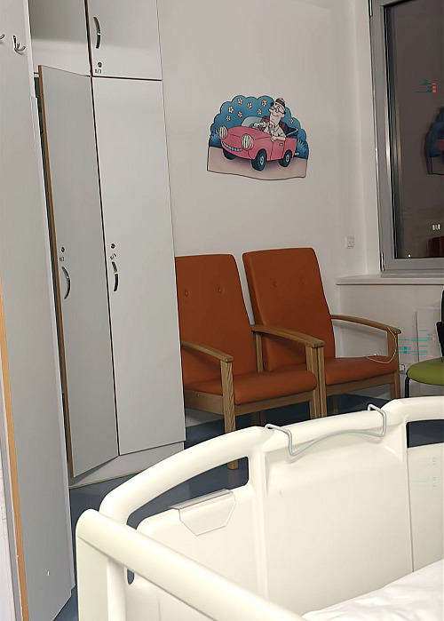 Dvě křesla nemohou rodiče obrátit sedáky k sobě, aby se v noci v pokoji u svých...