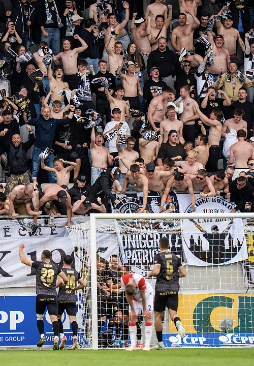 Královéhradečtí fotbalisté slaví společně s fanoušky třetí gól v bráně Slavie.