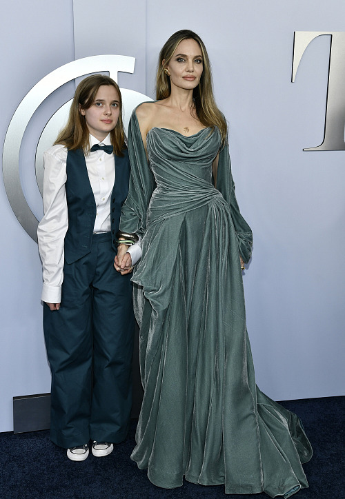 Vivienne Jolie-Pittová a Angelina Jolie na Tony Awards v New Yorku (16. června...