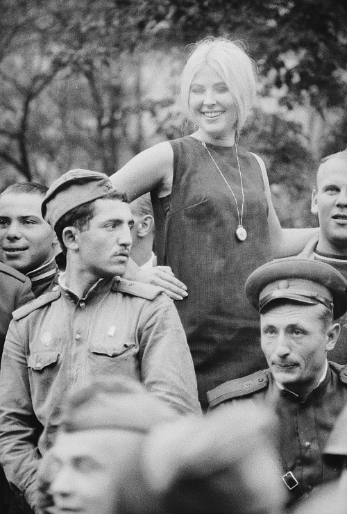 „Česká prostitutka se sovětskými vojáky v jejich táboře v jednom z pražských...