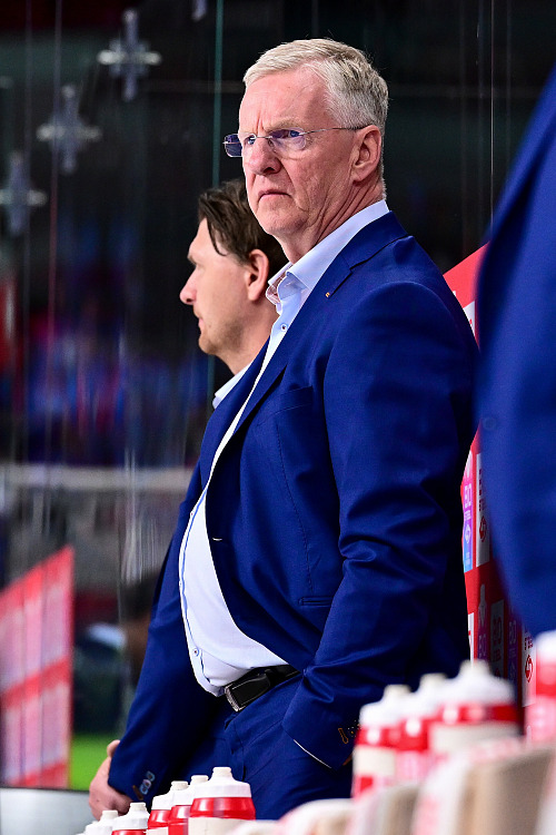 Trenér české reprezentace Kari Jalonen během zápasu proti Švýcarsku