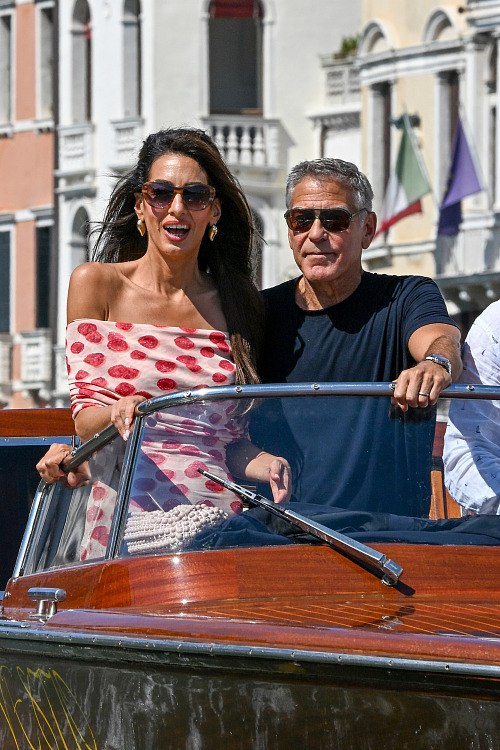 Amal Clooneyová s manželem Georgem Clooneym (Benátky, 4. září 2026)