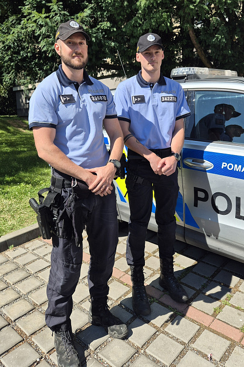 Marek Roupec (vlevo) a Adam Pospíšil, policisté z Třebíče, kteří na střeše...