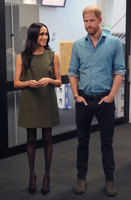 Vévodkyně Meghan a princ Harry během návštěvy Batyru, Meghan vnáší do svého...