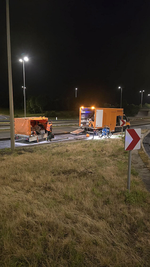 Noční práce na opravě Kbelské ulice v Praze. Dělníci například pracovali na...