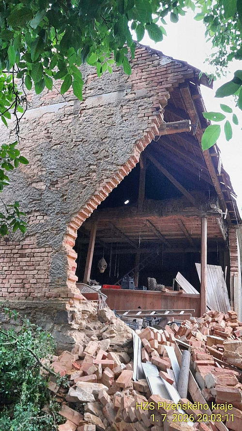 Středeční déšť podemlel v obci Chříč na severu Plzeňska stodolu, odnesl to...