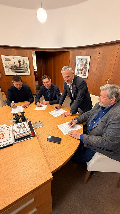 Koaliční dohodu v Havlíčkově Brodě podepsali (zleva) za Město moderně Libor...