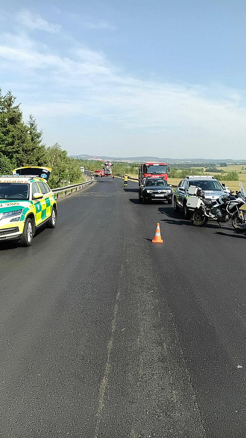 Nehoda osobního auta s motorkou se stala nedaleko Třebouně na Toužimsku.
