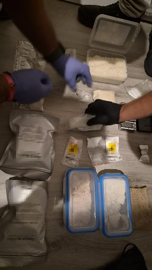 Drogy zajištěné při domovní prohlídce. Byly jich více než dva kilogramy.