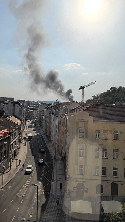 Pražští hasiči zasahují u nahlášeného požáru střechy hotelu v Hybernské ulici v...