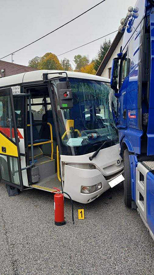 Ve Stonařově na Jihlavsku narazil autobus do kamionu. (29. října 2026)