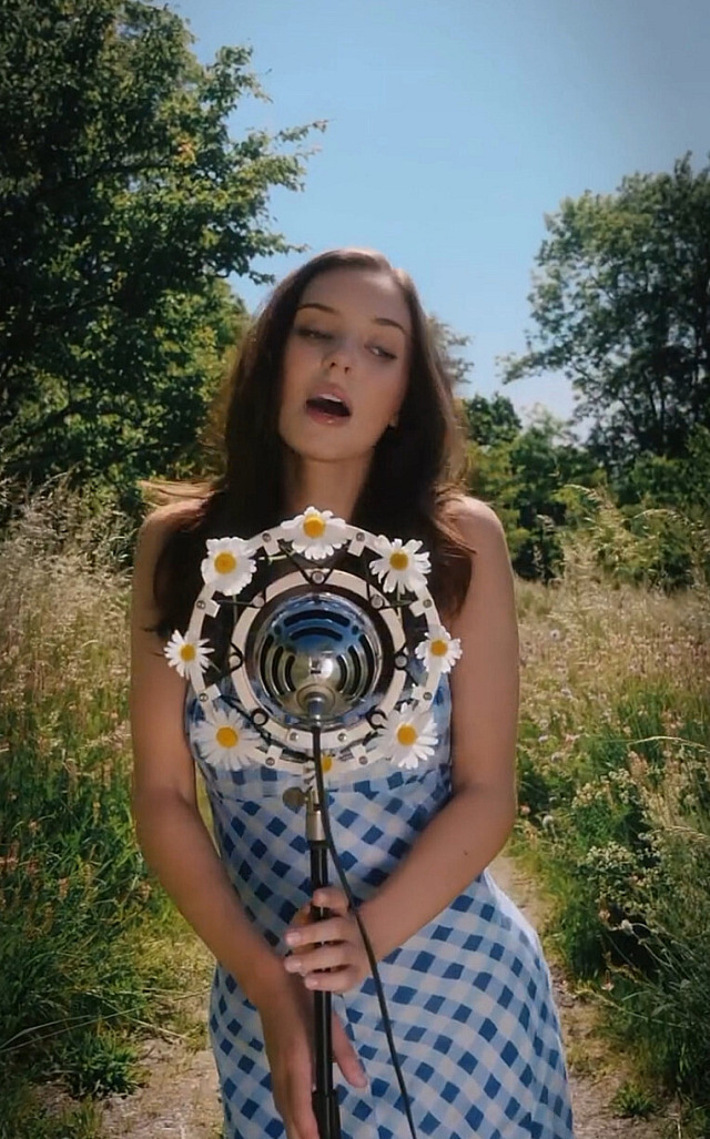 Charlotte Gott ve videoklipu I Could Be Mine (2026)