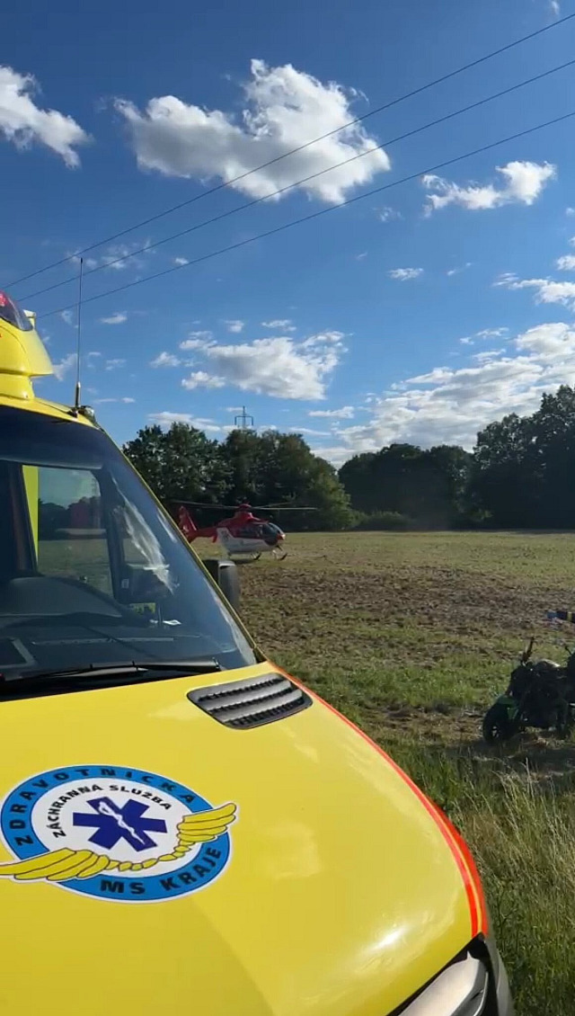Motorkář utrpěl při střetu s osobním autem v Řepištích na Frýdecko-Místecku...