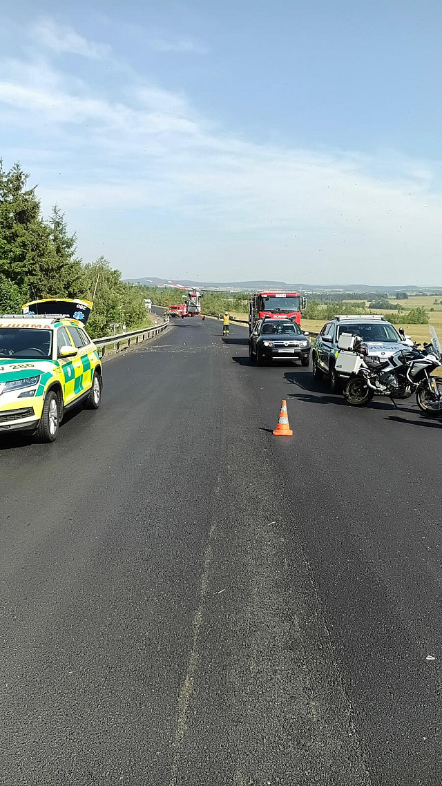 Nehoda osobního auta s motorkou se stala nedaleko Třebouně na Toužimsku.