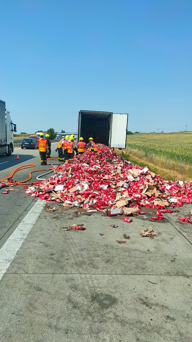 Krátce před druhou odpoledne hasiči likvidovali požár návěsu kamionu na 33. km...