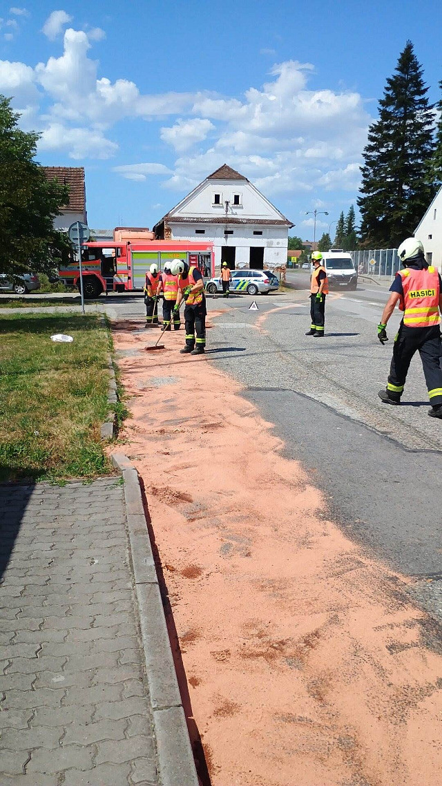 Na návsi v Dasném hasiči likvidovali vyteklou nebezpečnou látku, která unikla z...