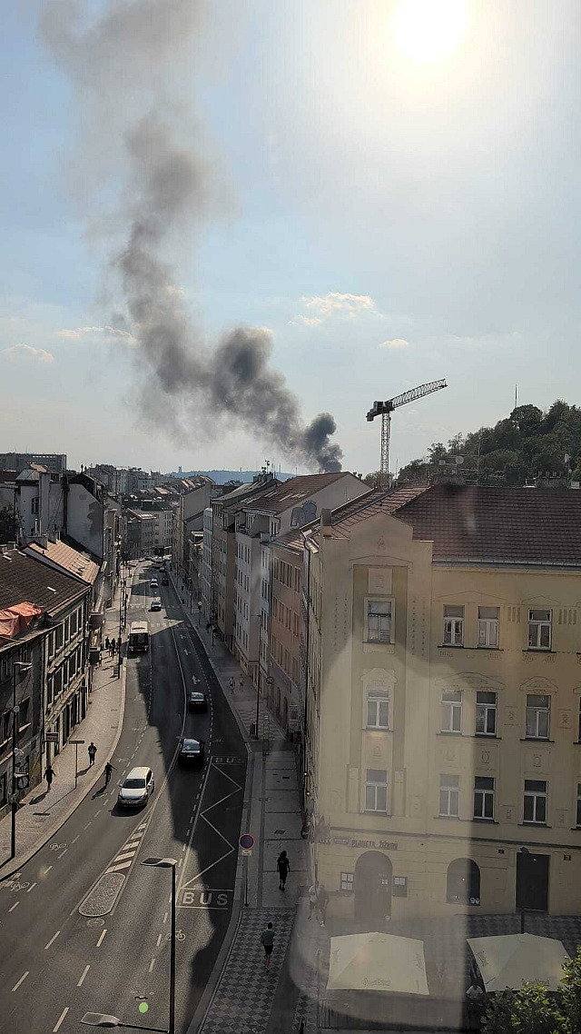 Pražští hasiči zasahují u nahlášeného požáru střechy hotelu v Hybernské ulici v...