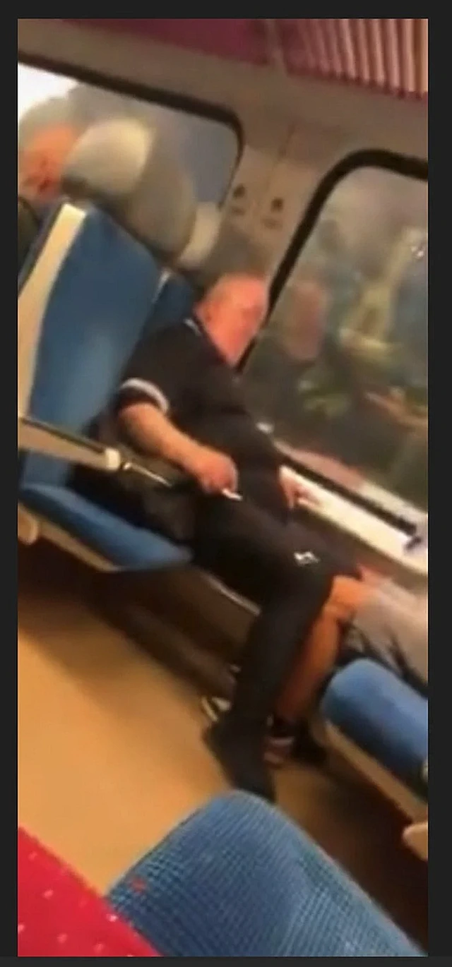 Pražští policisté pátrají po totožnosti muže z vlaku na lince S9. (7. října...