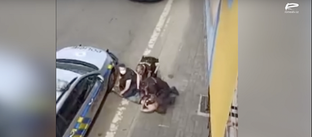 Na Facebooku se objevilo video z incidentu, které na svém webu sdílí i Romea.cz.