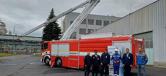Unikátní hasičský speciál převzali hasiči ze sokolovské chemičky Synthomer ve...