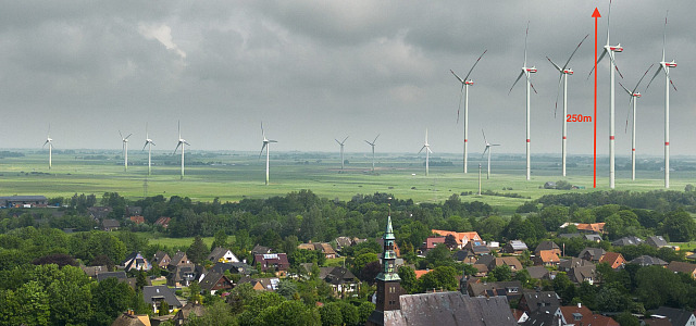 Vedení Znojma upozorňuje i na výšku plánovaných elektráren, která má dosáhnout...