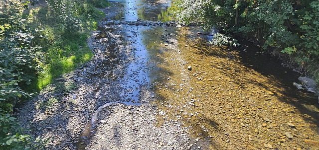 Beskydská horská říčka Lomná v obci Honí Lomná na Jablunkovsku. Vody má stále...