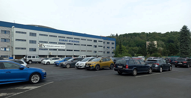 Současný zimní stadion v Ústí nad Labem má omezenou kapacitu, a mladí hokejisté...