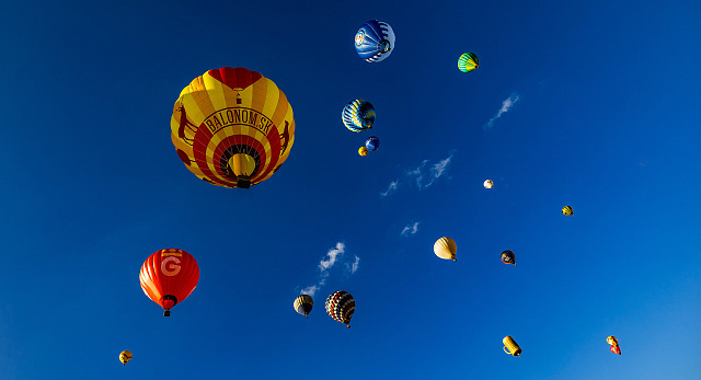 Z Hradce Králové vzlétlo na 80 balonů, fiesta je součástí oslav 800 let první...