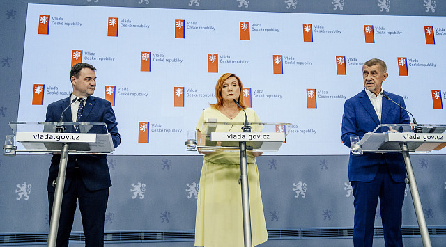 Ministr zahraničí Petr Macinka, ministryně financí Alena Schillerová a premiér...
