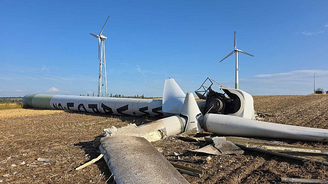 Poblíž Potštátu na Přerovsku se zřítila jedna ze čtyř větrných elektráren,...