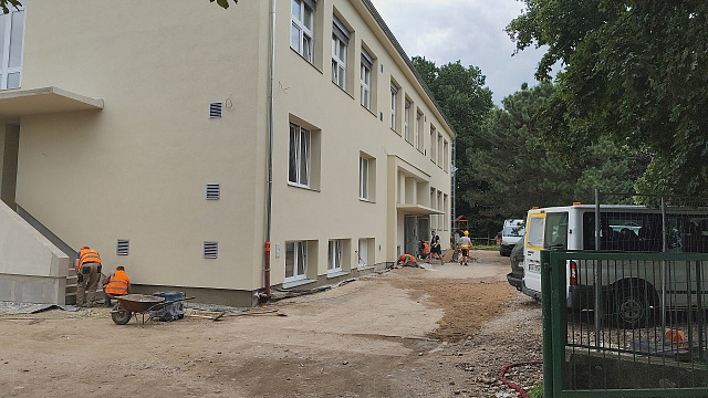 Škola v Malšově Lhotě dostala zateplení a nová okna, uvnitř se vyměnily...