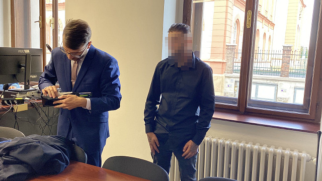 Třiadvacetiletý mladík (vpravo) podle obžaloby natlačil mladou dívku v...