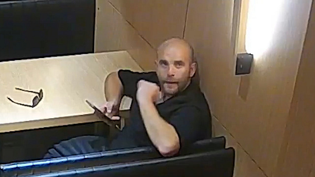 Muž v Praze ukradl zapomenutou kabelku, hledá ho policie