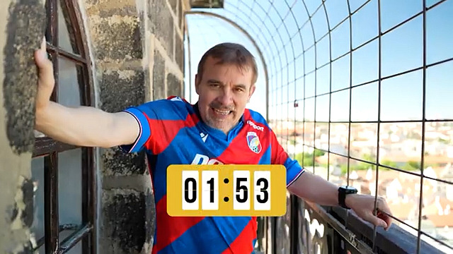 Plzeňský biskup Tomáš Holub vyběhl věž katedrály sv. Bartoloměje za jednu...