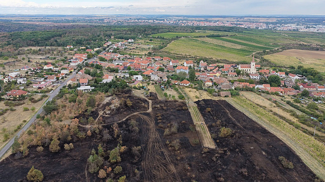 Snímky z dronu ukazují rozsah území zasaženého nedělním požárem u obce Konice...