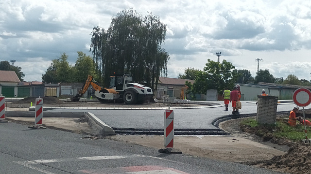Lovosická křižovatka U Jatek nyní prochází přestavbou na kruhový objezd. (září...